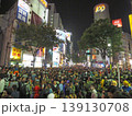 渋谷の繁華街で大勢の人が集まる夜のイベント風景。カラーハーフトーン。 139130708