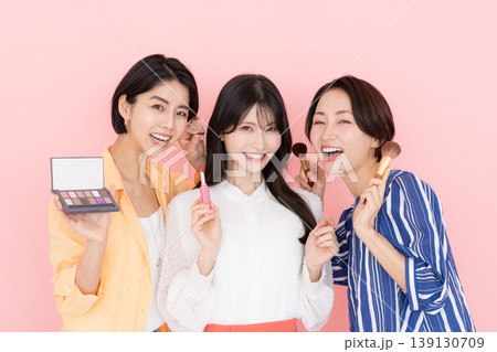 メイクするミドルの女性 メイクするミドルの女性 139130709