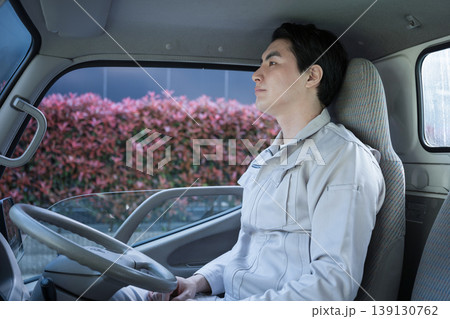 車内で休憩する作業員のポートレート 運転後の疲労と事故防止の安全管理イメージ 139130762
