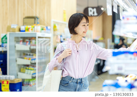 買い物をする女性 139130833
