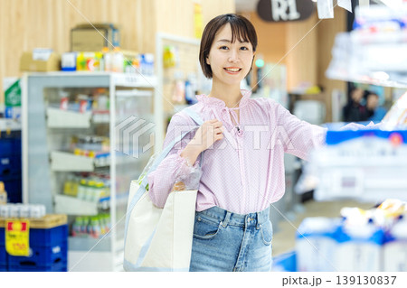 買い物をする女性 買い物をする女性 139130837