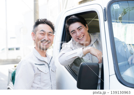 作業員のチームワークや配送業や輸送の転職や採用、求人などのカメラ目線笑顔仲良しドライバー 139130963