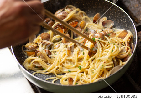 フライパンでアサリのボンゴレビアンコパスタを作る 139130983