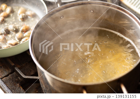 アサリのボンゴレビアンコパスタを作る アサリのボンゴレビアンコパスタを作る 139131155