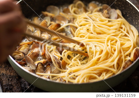 フライパンでアサリのボンゴレビアンコパスタを作る フライパンでアサリのボンゴレビアンコパスタを作る 139131159