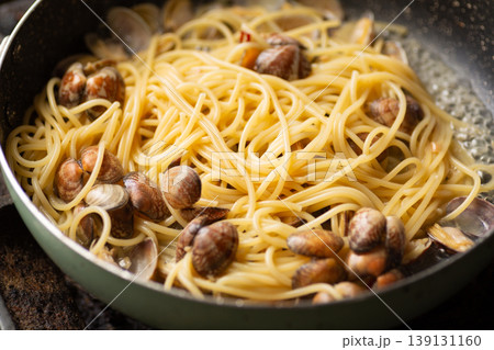 フライパンでアサリのボンゴレビアンコパスタを作る フライパンでアサリのボンゴレビアンコパスタを作る 139131160