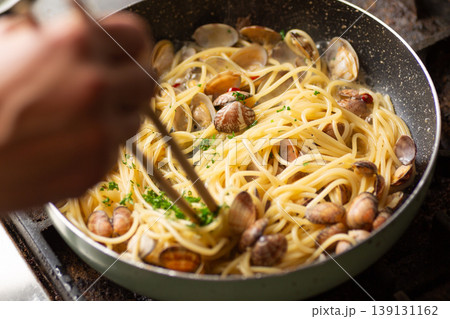 フライパンでアサリのボンゴレビアンコパスタを作る フライパンでアサリのボンゴレビアンコパスタを作る 139131162