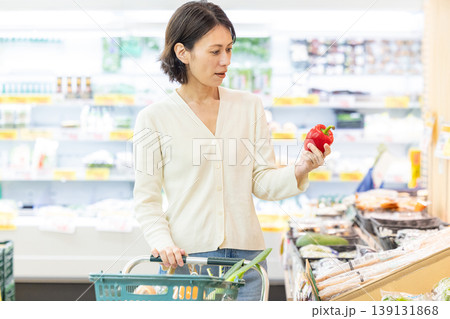 野菜が高騰して困る女性 野菜が高騰して困る女性 139131868