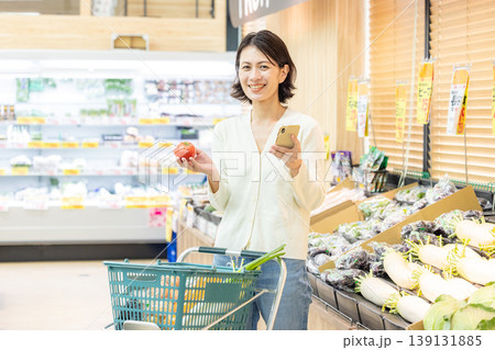 スーパーで買い物をする若い女性 スーパーで買い物をする若い女性 139131885