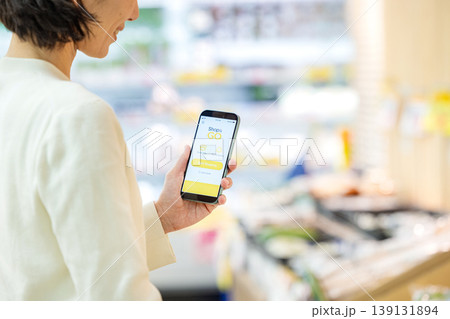 スマレジを使う女性手元イメージ スマレジを使う女性手元イメージ 139131894