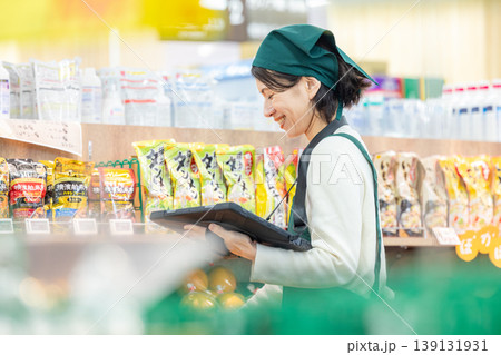 スーパーで在庫管理をする女性従業員 スーパーで在庫管理をする女性従業員 139131931