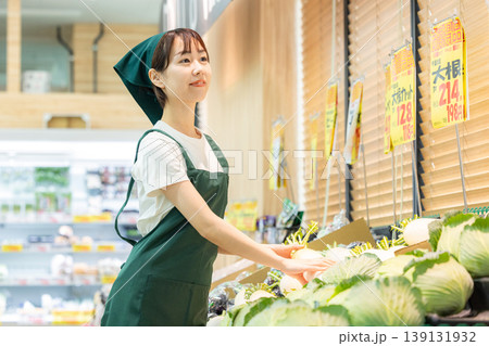 スーパーの野菜売り場で働く女性 スーパーの野菜売り場で働く女性 139131932