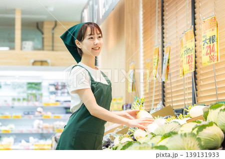 スーパーの野菜売り場で働く女性 スーパーの野菜売り場で働く女性 139131933