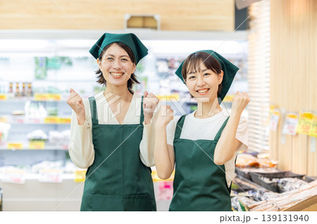 スーパーで働く人々 スーパーで働く人々 139131940