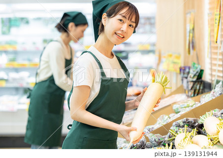 スーパーで働く女性 139131944