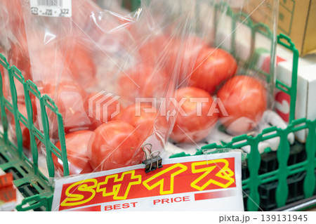 スーパーで売られているトマト 139131945