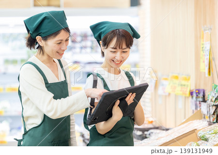 スーパーで在庫管理をする女性従業員 スーパーで在庫管理をする女性従業員 139131949