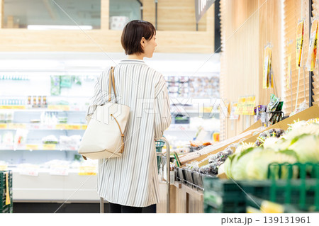 スーパーで買い物をする女性買い物客 スーパーで買い物をする女性買い物客 139131961