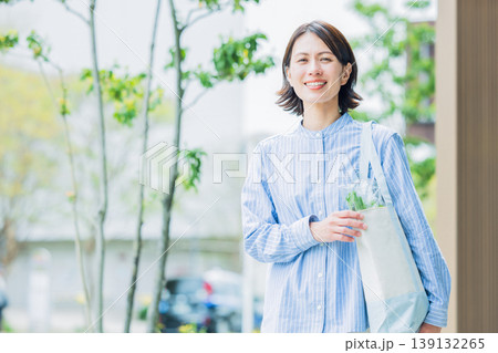 買い物帰りの主婦のポートレート 139132265