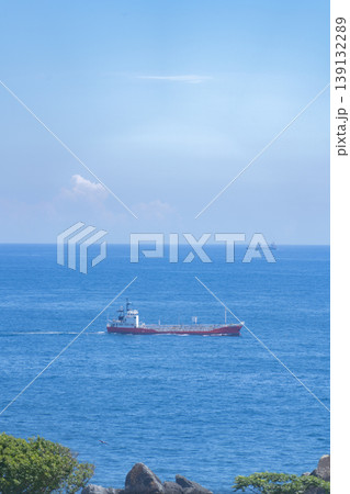 潮岬の灯台から望む広大な青空と太平洋を進む貨物船 潮岬の灯台から望む広大な青空と太平洋を進む貨物船 139132289