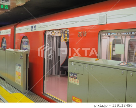 駅に停車中の丸ノ内線 駅に停車中の丸ノ内線 139132486
