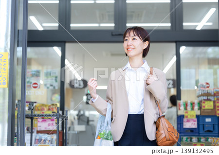 スーパーマーケットで買い物をしてお店から出て来た女性 139132495