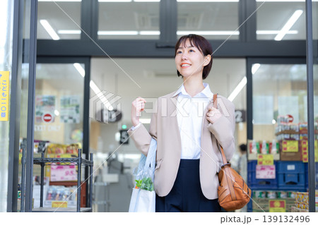 スーパーマーケットで買い物をしてお店から出て来た女性 139132496