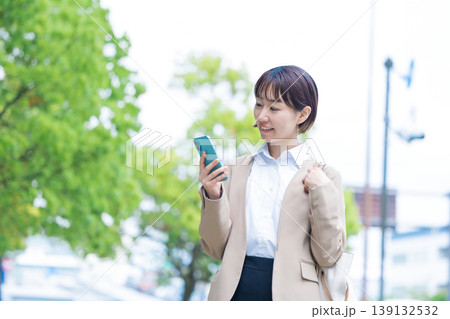 ビジネス 屋外を歩く女性のポートレート ビジネス 屋外を歩く女性のポートレート 139132532