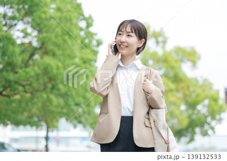 ビジネス　屋外を歩く女性のポートレート 139132533