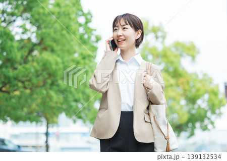 ビジネス　屋外を歩く女性のポートレート 139132534
