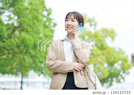 ビジネス　屋外を歩く女性のポートレート 139132535