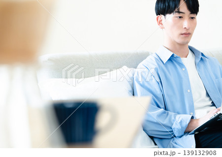 リビングでパソコンを使う男性 139132908