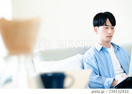 リビングでパソコンを使う男性 139132910