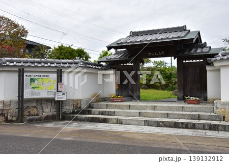 亀山市 西丸歴史広場の門と旧東海道案内板 亀山市 西丸歴史広場の門と旧東海道案内板 139132912