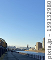 夕暮れの川沿いの風景 静寂に包まれる水辺 139132980