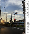 夕暮れの踏切と街並み 逆光の都市風景 139133032