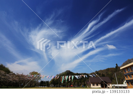 福島県北塩原村 春の青空を泳ぐ鯉のぼりとダイナミックな巻雲風景 福島県北塩原村 春の青空を泳ぐ鯉のぼりとダイナミックな巻雲風景 139133133