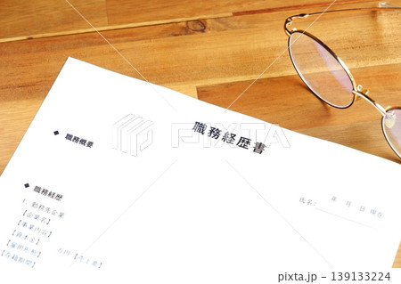 職務経歴書 - 会社を辞めて転職活動を始めるため、これまでの職歴をまとめた職務経歴書を準備する 職務経歴書 - 会社を辞めて転職活動を始めるため、これまでの職歴をまとめた職務経歴書を準備する 139133224