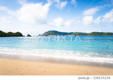 ヤドリ浜の白砂とエメラルドグリーンの海|奄美大島のシンプルなビーチ背景 ヤドリ浜の白砂とエメラルドグリーンの海|奄美大島のシンプルなビーチ背景 139133229