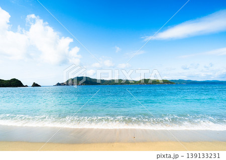 ヤドリ浜の砂浜に寄せる白い波と離島の風景 ヤドリ浜の砂浜に寄せる白い波と離島の風景 139133231