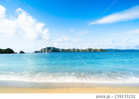 奄美大島 ヤドリ浜 広がる青空とエメラルドグリーンの海 139133232
