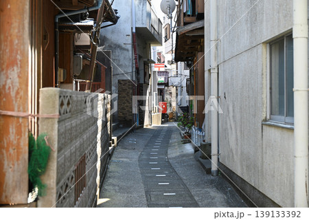 【大分県津久見市】保戸島集落の狭い路地の風景 【大分県津久見市】保戸島集落の狭い路地の風景 139133392