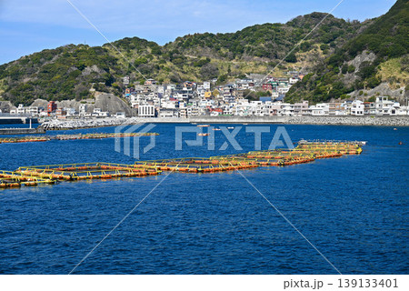 【大分県津久見市】保戸島と海に浮かぶいけすの風景 139133401