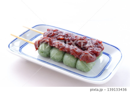 蓬を使った草餅で作った緑色のおだんごに、こしあんをたっぷり載せた、よもぎ団子 蓬を使った草餅で作った緑色のおだんごに、こしあんをたっぷり載せた、よもぎ団子 139133436