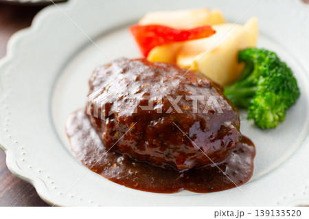 洋食屋のデミグラスソースハンバーグ 139133520