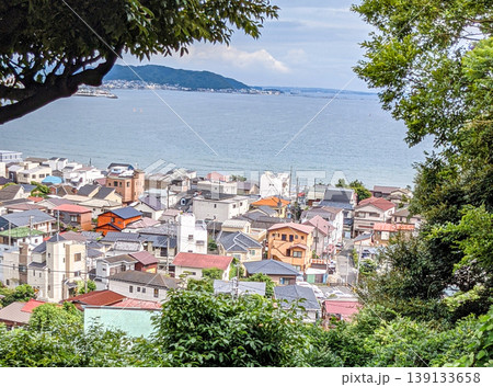 高台から望む海と住宅地の風景 日本の海辺の街並み 高台から望む海と住宅地の風景 日本の海辺の街並み 139133658