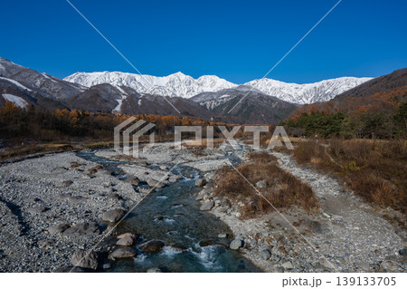 紅葉の山と冠雪の北アルプス 長野県白馬村 紅葉の山と冠雪の北アルプス 長野県白馬村 139133705