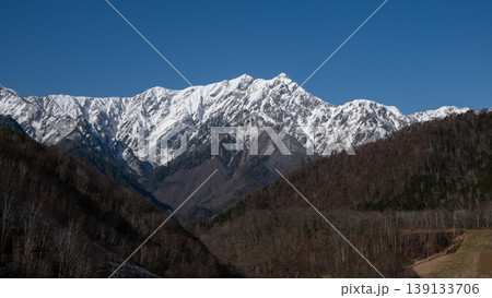 紅葉の山と冠雪の北アルプス 長野県白馬村 紅葉の山と冠雪の北アルプス 長野県白馬村 139133706