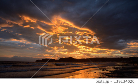 夕焼けに染まる材木座海岸とドラマチックな雲 鎌倉の海風景 夕焼けに染まる材木座海岸とドラマチックな雲 鎌倉の海風景 139134020