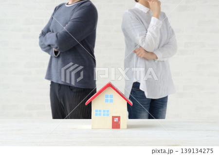 マイホームの購入や家づくりのことで悩んだり迷ったりしている夫婦 マイホームの購入や家づくりのことで悩んだり迷ったりしている夫婦 139134275